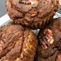 Una foto de Muffins húmedos de calabaza, choclo y nuez