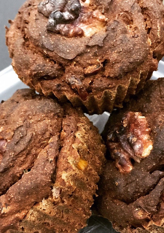 Una foto de Muffins húmedos de calabaza, choclo y nuez