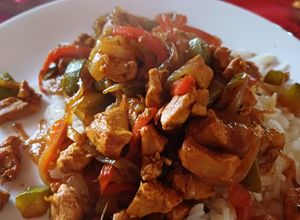 Una foto de Chop Suey de Pollo y Arroz