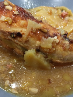 Una foto de Pollo a la naranja con dátiles, miel y manzana 🍊🍎🍗🍯