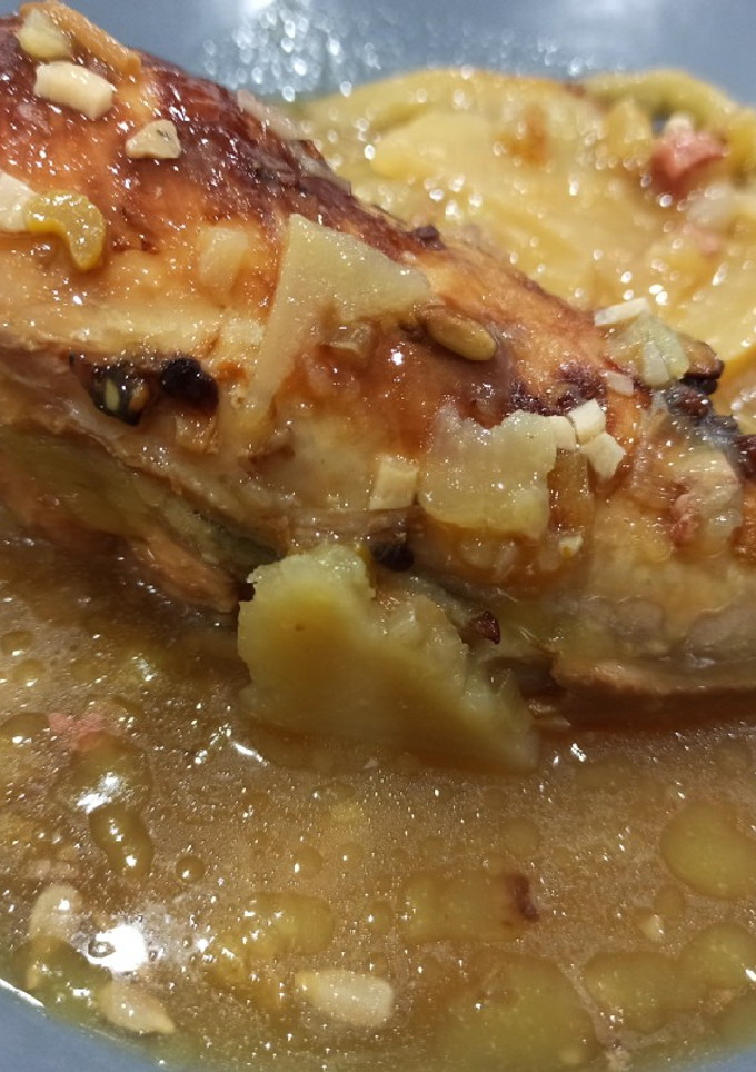 Una foto de Pollo a la naranja con dátiles, miel y manzana 🍊🍎🍗🍯