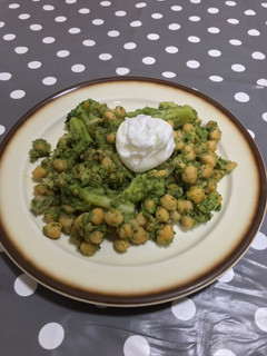 Una foto de Brócoli con garbanzos al pimentón y huevo poché