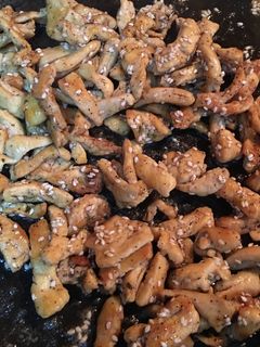 Una foto de Pollo con salsa de soja y sésamo