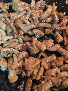 Una foto de Pollo con salsa de soja y sésamo