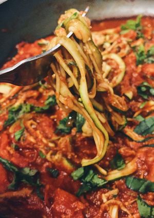 Hình của món Mì sốt cà dùng bí ngòi nhật (Keto - Zucchini Pasta).