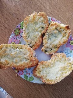 Una foto de Pan de ajo con queso