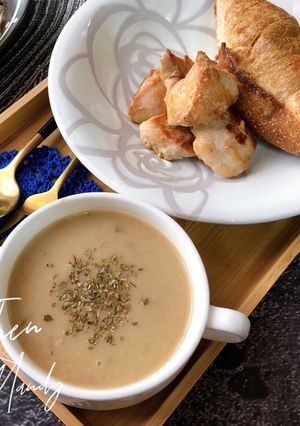 蕈菇雞濃湯佐法國麵包 的食譜成品照片