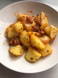 Una foto de Patatas al ajillo para un aperitivo improvisado,en cinco minutitos