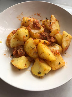 Una foto de Patatas al ajillo para un aperitivo improvisado,en cinco minutitos