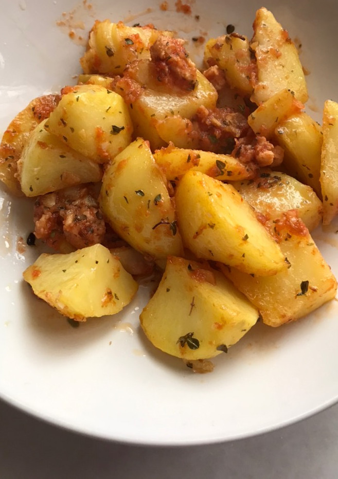 Una foto de Patatas al ajillo para un aperitivo improvisado,en cinco minutitos