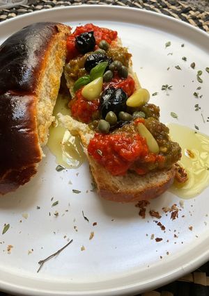 Une photo de Poivrons 🌶️ rouge 🫑 vert toast estival