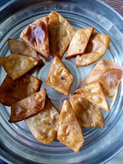 आषाढातील तळन - गोड शंकरपाळी (God Shankarpali Recipe In Marathi) रेसिपी चे मुख्य फोटो