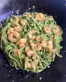 Tallarines con salsa de camarones