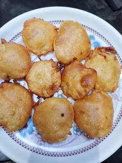 A picture of Aloo ke Pakorey.