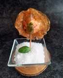Piruleta crujiente de gamba marinada con lima, sishimi y togarashi