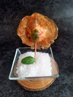 Una foto de Piruleta crujiente de gamba marinada con lima, sishimi y togarashi