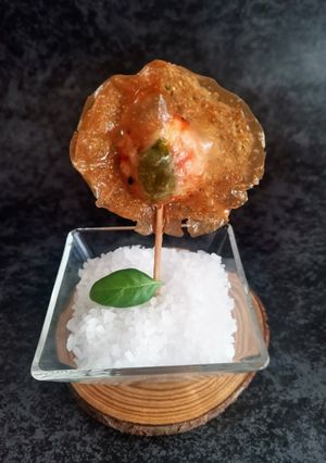 Una foto de Piruleta crujiente de gamba marinada con lima, sishimi y togarashi