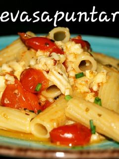 Una foto de Pasta con queso, tomate y setas 🧀🍅🍄