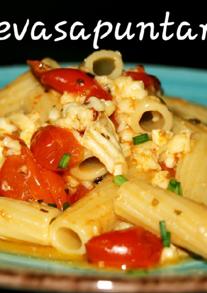 Una foto de Pasta con queso, tomate y setas 🧀🍅🍄
