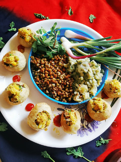 રગડા પૂરી ચાટ (Ragda poori chaat recipe in Gujarati) રેસીપી મુખ્ય ફોટો
