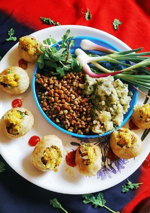 રગડા પૂરી ચાટ (Ragda poori chaat recipe in Gujarati) રેસીપી મુખ્ય ફોટો