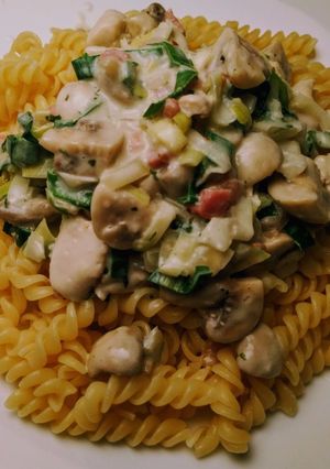 A picture of Pasta with chicken in cream cheese.
