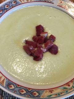 Una foto de Crema de melón, pepino y aguacate