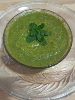 कैरी पुदिना चटणी (keri pudina chutney recipe in marathi) रेसिपी चे मुख्य फोटो