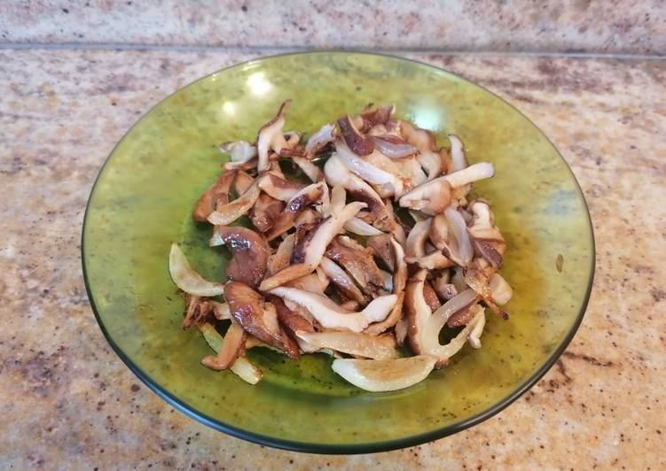 Salteado de shiitake y cebolla