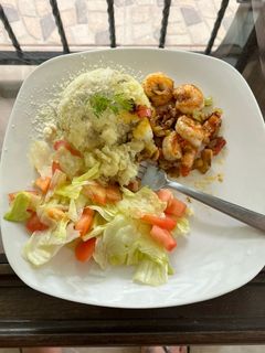 Una foto de Camarones salteados