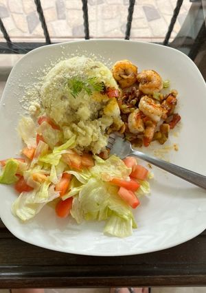 Una foto de Camarones salteados