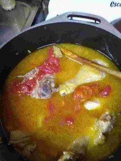 Una foto de Arroz con pollo y tuco🍗🍅 Rico, fácil y económico