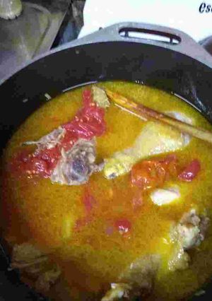 Una foto de Arroz con pollo y tuco🍗🍅 Rico, fácil y económico