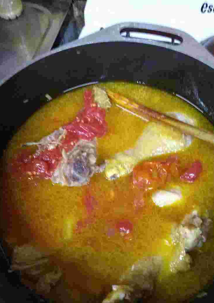 Una foto de Arroz con pollo y tuco🍗🍅 Rico, fácil y económico