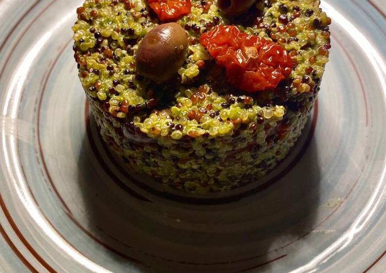 Recetta di Perfect Quinoa al pesto, con pomodorini secchi e olive taggiasche