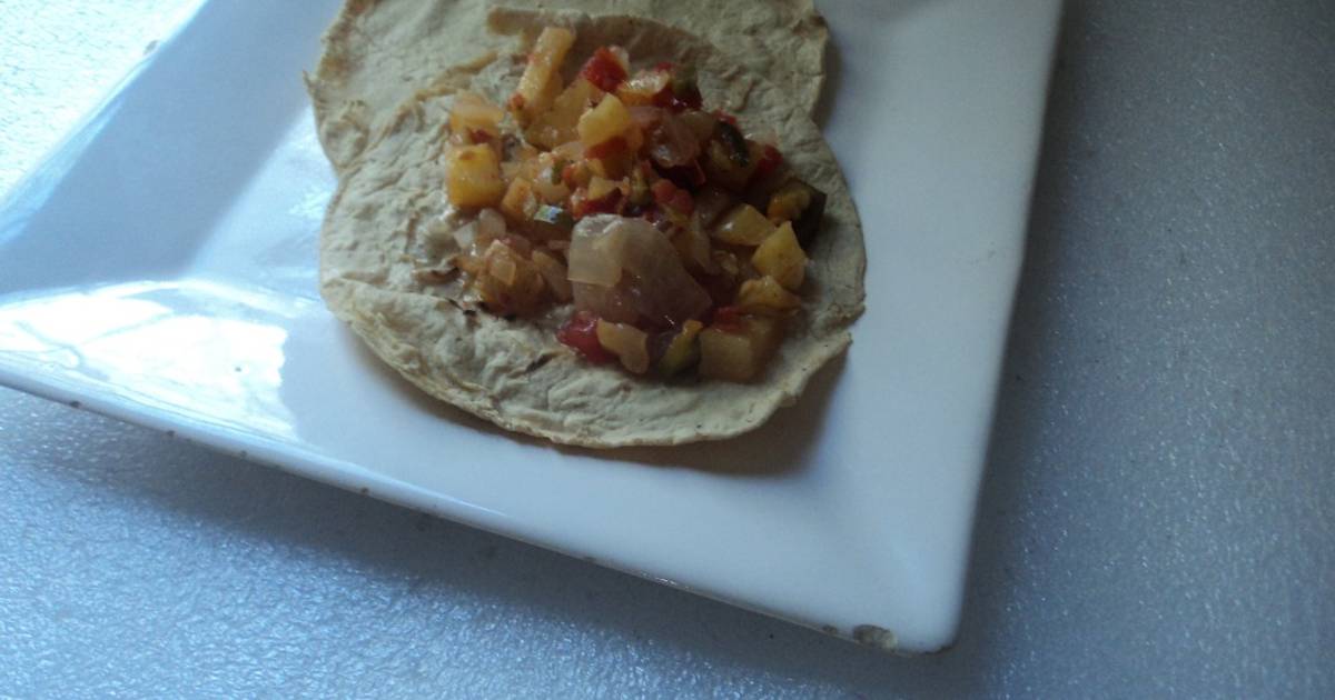 Tacos de papa y carne molida con cebolla y poblano con mezcal Receta de