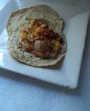 Tacos de papa y carne molida con cebolla y poblano con mezcal