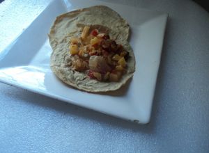 Una foto de Tacos de papa y carne molida con cebolla y poblano con mezcal