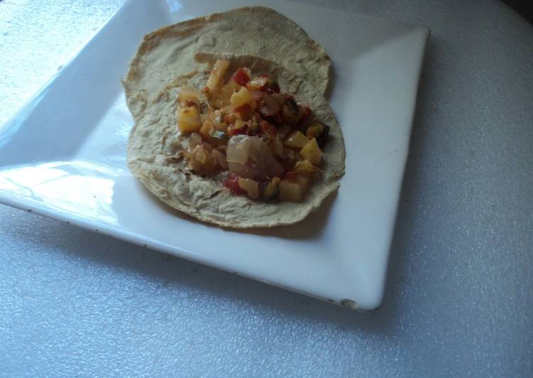 Tacos de papa y carne molida con cebolla y poblano con mezcal Receta de