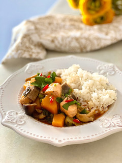 Una foto de Curry rojo de salmón