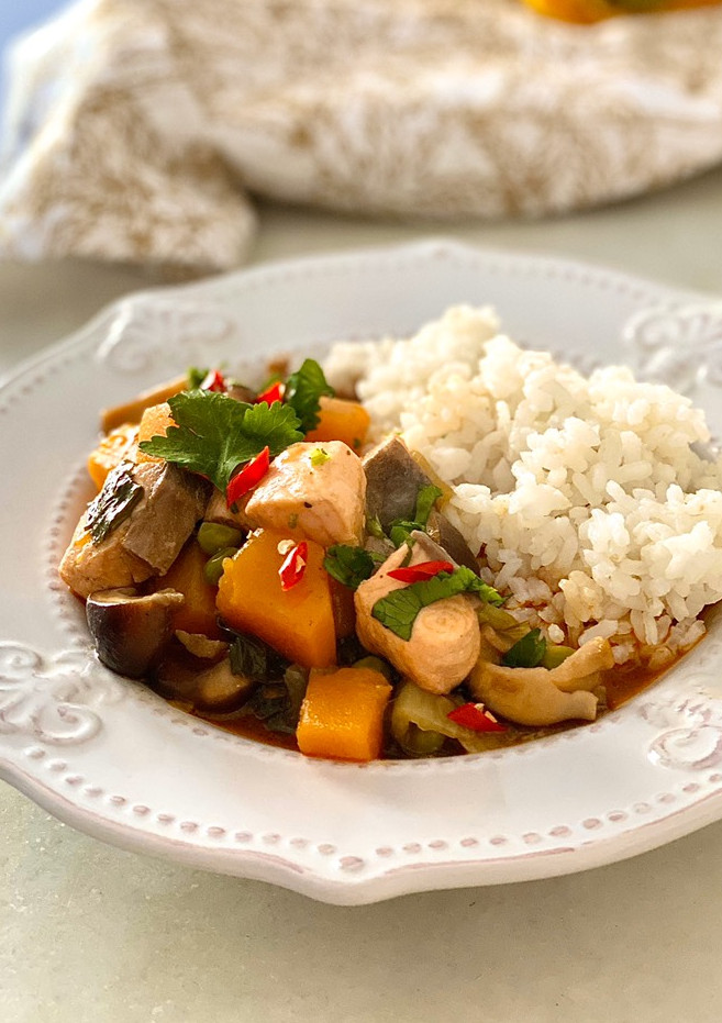 Una foto de Curry rojo de salmón