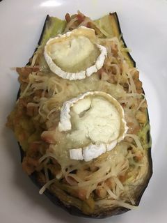 Una foto de Berenjena con relleno al “Ras al hanout” y queso de cabra