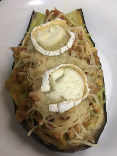 Una foto de Berenjena con relleno al “Ras al hanout” y queso de cabra