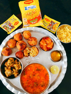मैगी भरवा दाल बाटी (maggi bharwa dal bati recipe in Hindi) रेसिपी मुख्य फोटो
