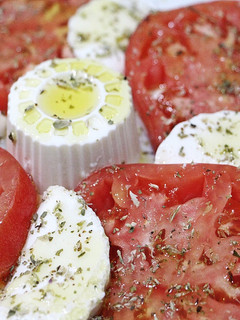 Una foto de Tomate con queso de cabra