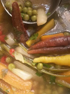 Színes répás (tavaszi) zöldborsóleves recept fotója