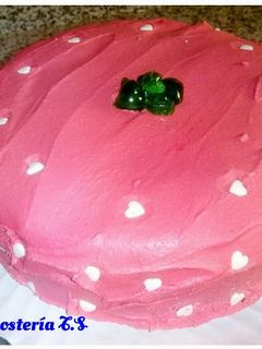 Una foto de Bizcocho glaseado con almibar de fresa