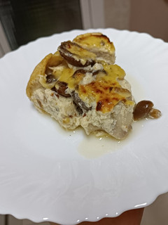Una foto de Tarta salada de setas y bacalao con masa brisa casera