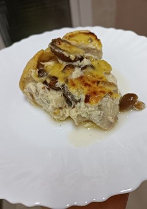 Una foto de Tarta salada de setas y bacalao con masa brisa casera