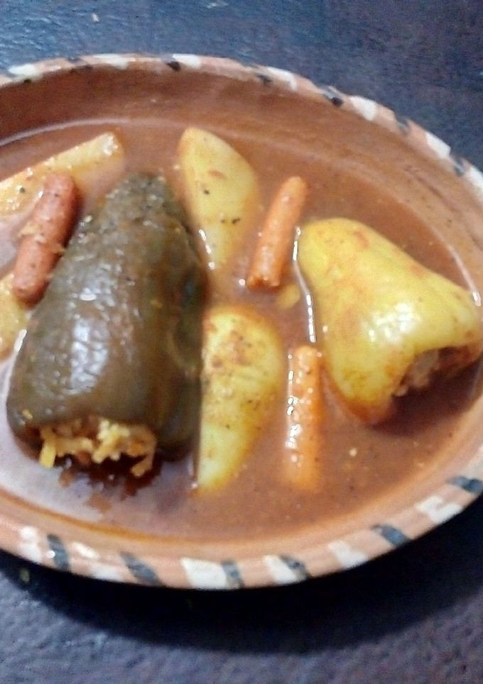 Una foto de Chiles rellenos de soya en caldillo las Correa